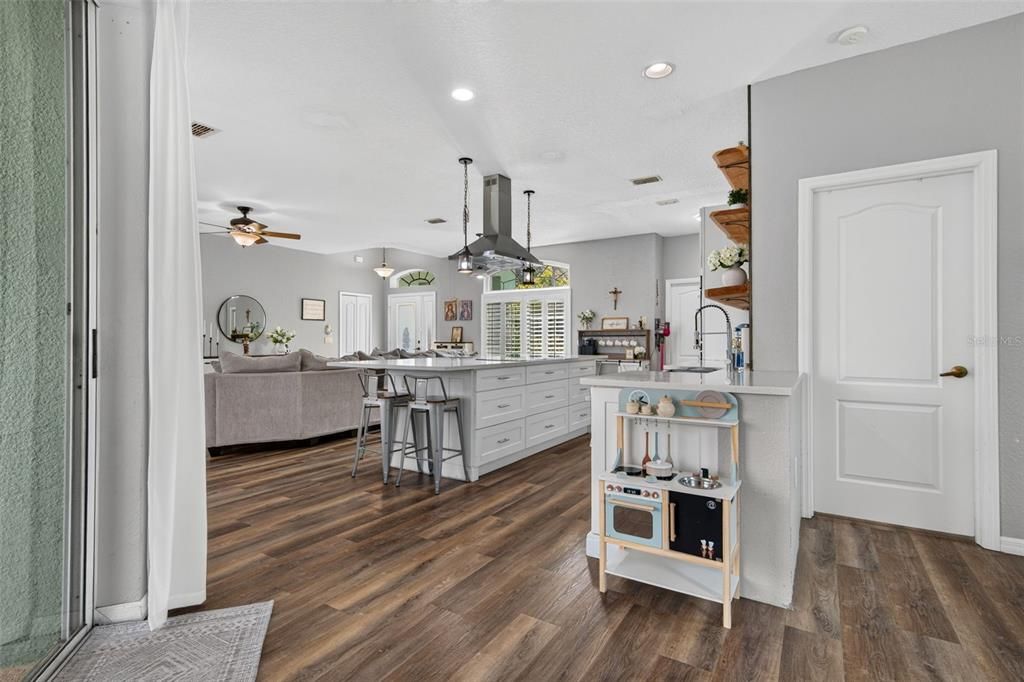 For Sale: $500,000 (3 beds, 2 baths, 1736 Square Feet)