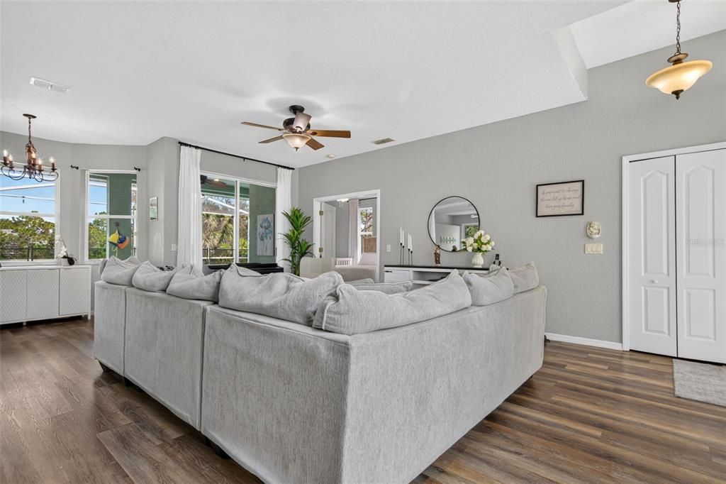 For Sale: $500,000 (3 beds, 2 baths, 1736 Square Feet)