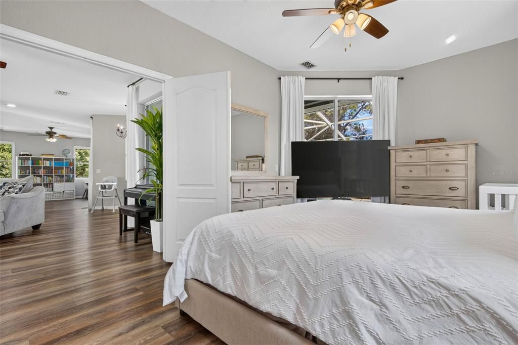 For Sale: $500,000 (3 beds, 2 baths, 1736 Square Feet)