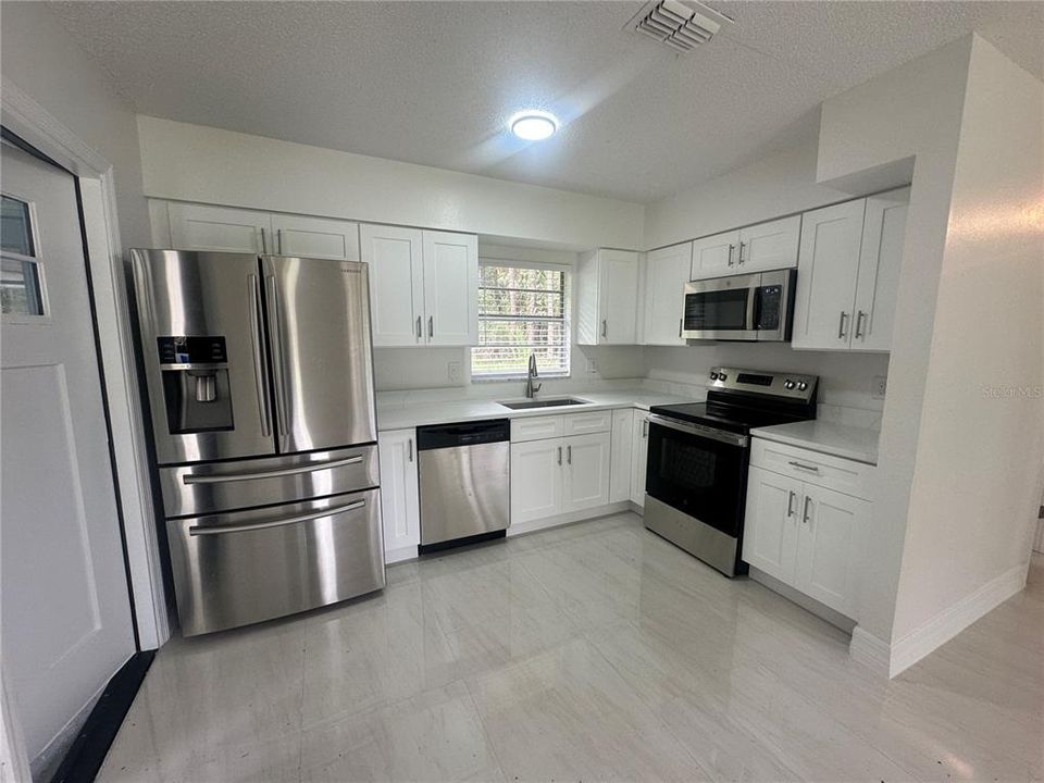 For Rent: $1,600 (2 beds, 1 baths, 816 Square Feet)