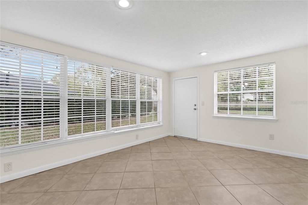 For Rent: $2,100 (3 beds, 2 baths, 1057 Square Feet)