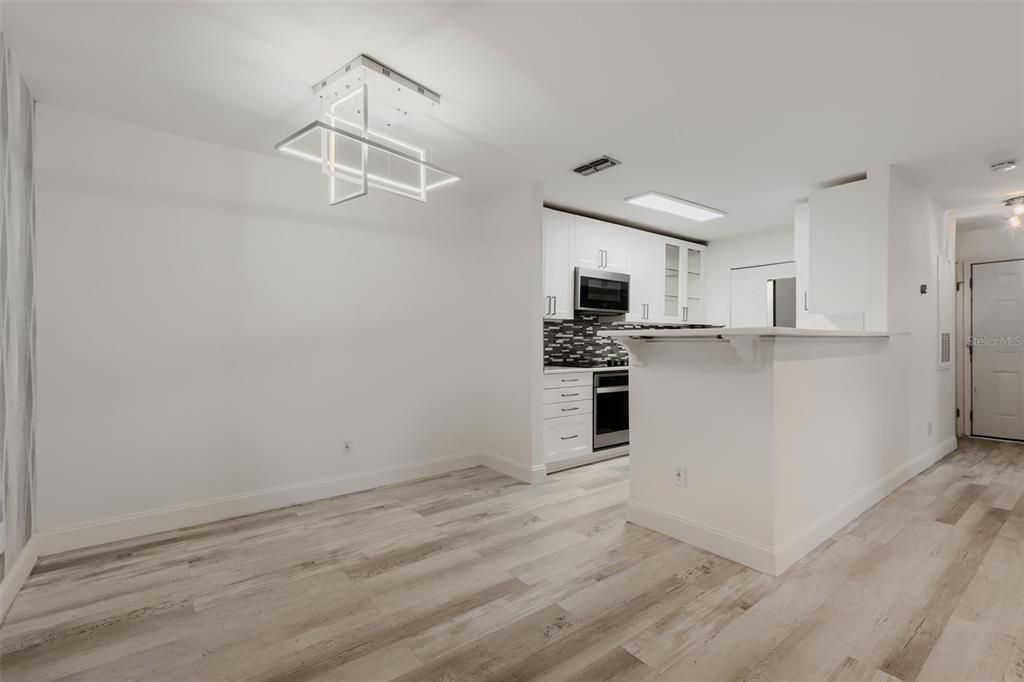 На продажу: $179,000 (2 спален, 2 ванн, 890 Квадратных фут)