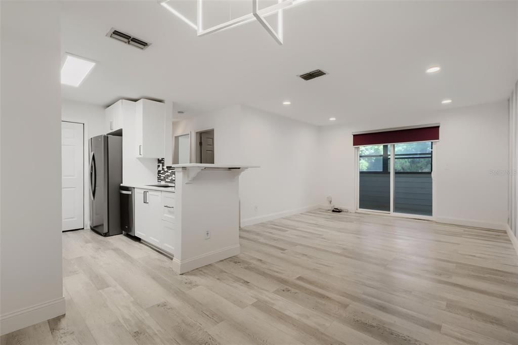 На продажу: $179,000 (2 спален, 2 ванн, 890 Квадратных фут)