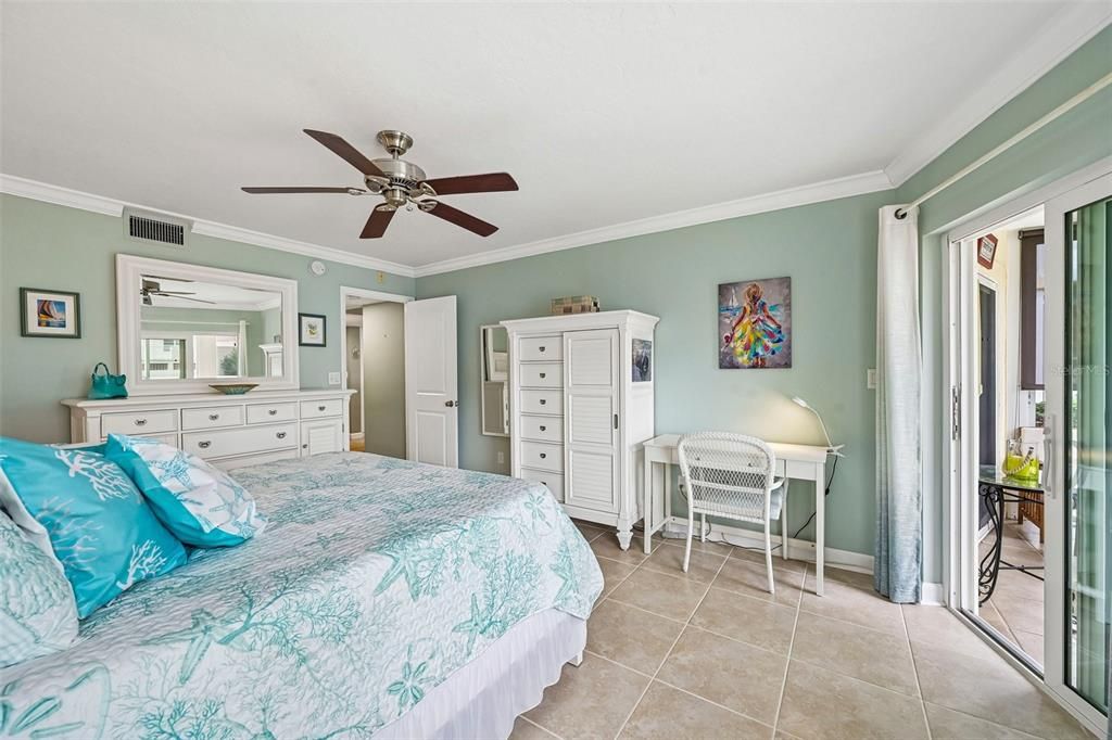 For Sale: $399,900 (1 beds, 2 baths, 865 Square Feet)