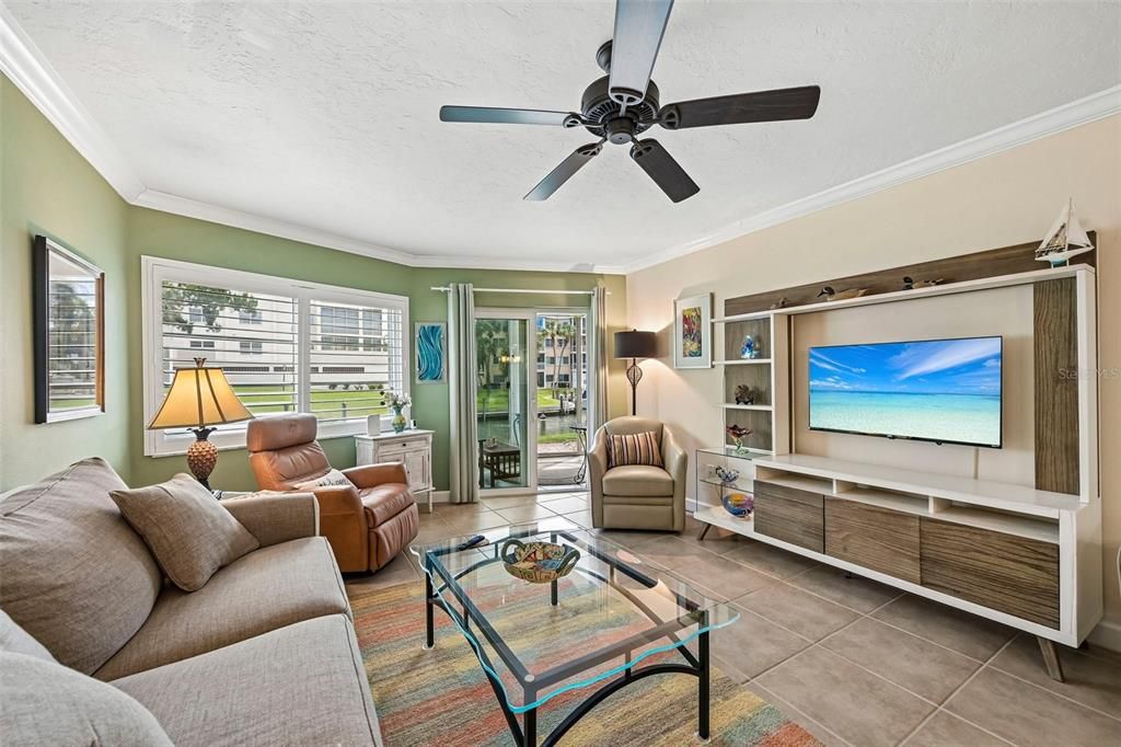 For Sale: $399,900 (1 beds, 2 baths, 865 Square Feet)