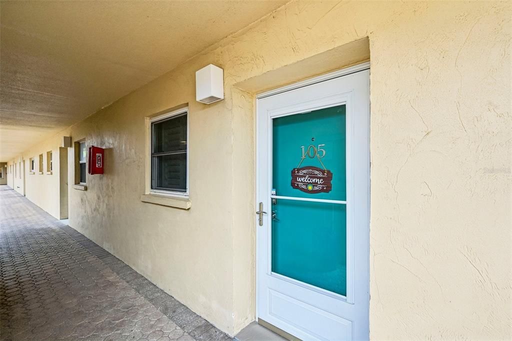 For Sale: $399,900 (1 beds, 2 baths, 865 Square Feet)