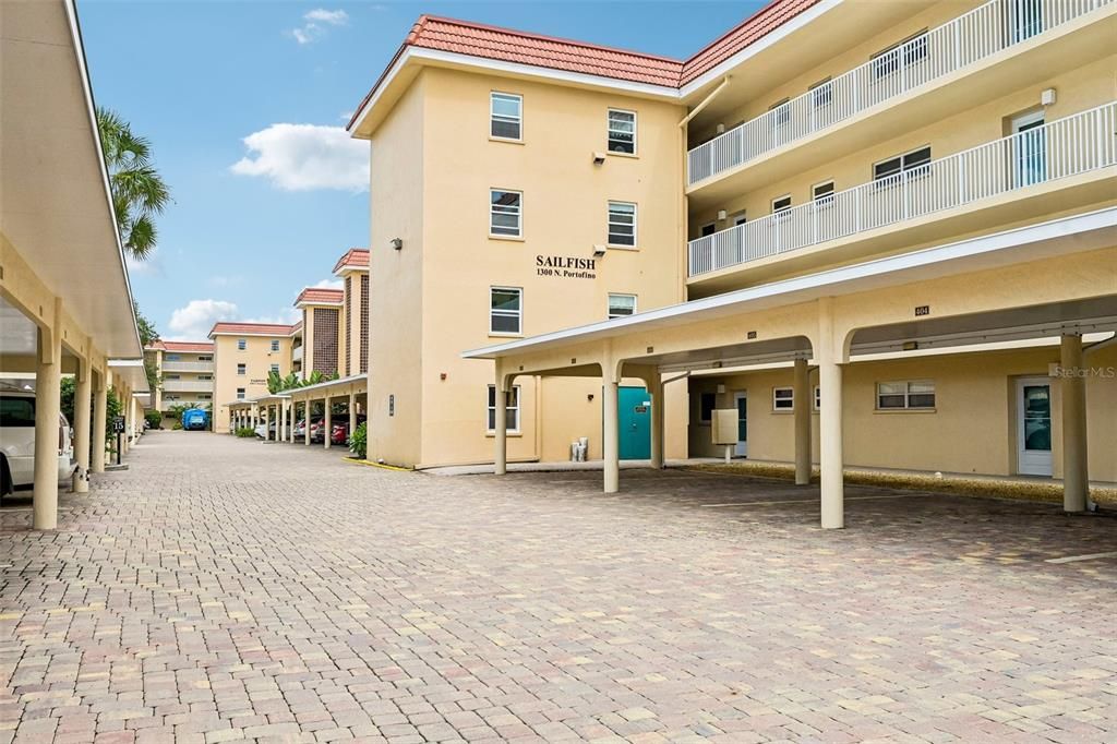 For Sale: $399,900 (1 beds, 2 baths, 865 Square Feet)