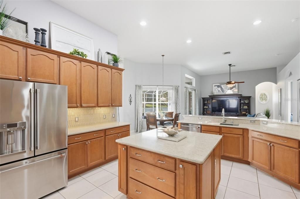 En Venta: $549,000 (4 camas, 3 baños, 2741 Pies cuadrados)