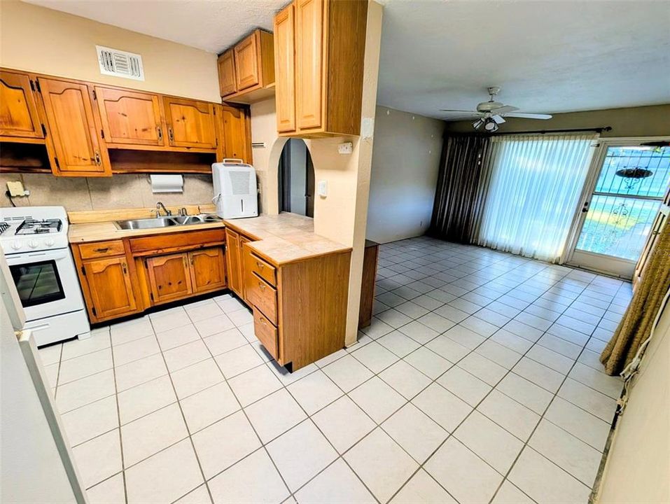 For Sale: $479,000 (2 beds, 1 baths, 1078 Square Feet)