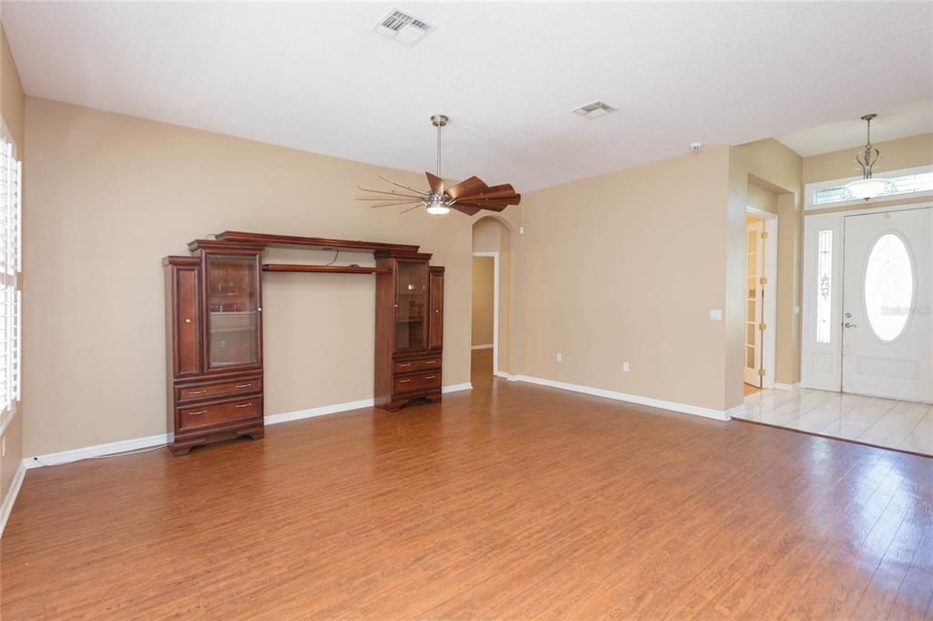 For Sale: $525,000 (3 beds, 3 baths, 2053 Square Feet)