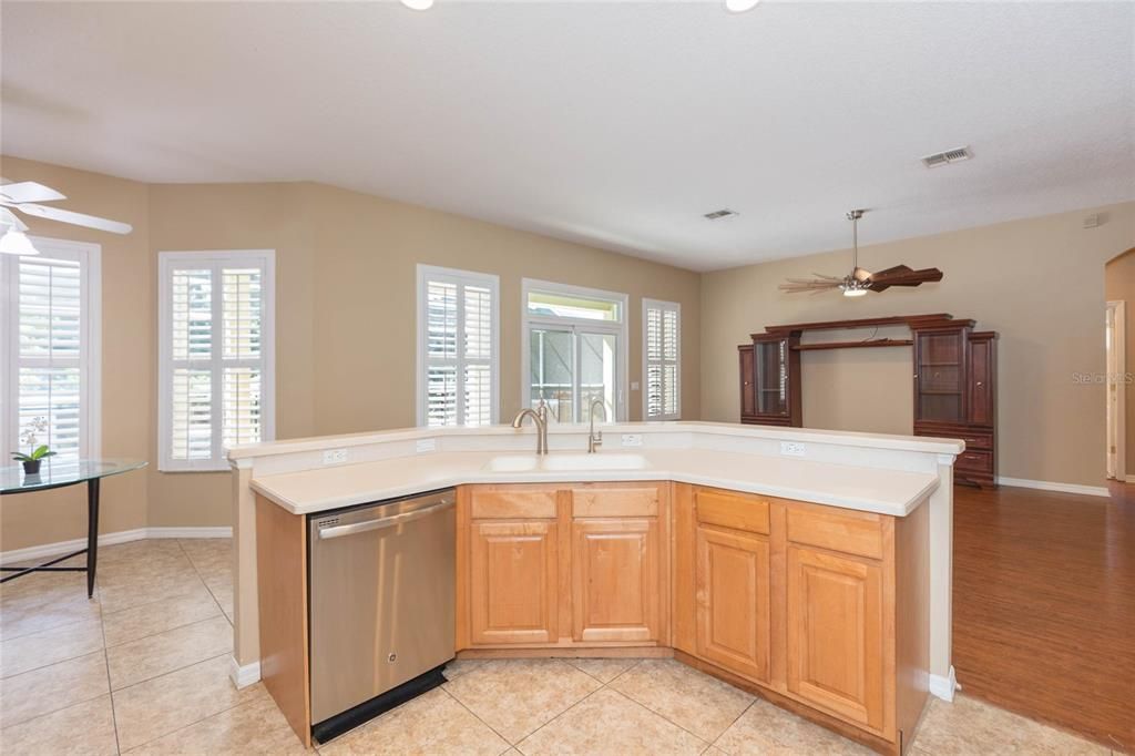 For Sale: $525,000 (3 beds, 3 baths, 2053 Square Feet)
