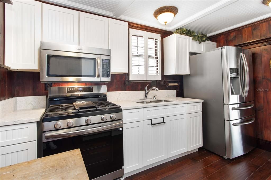 For Sale: $998,800 (5 beds, 4 baths, 4043 Square Feet)
