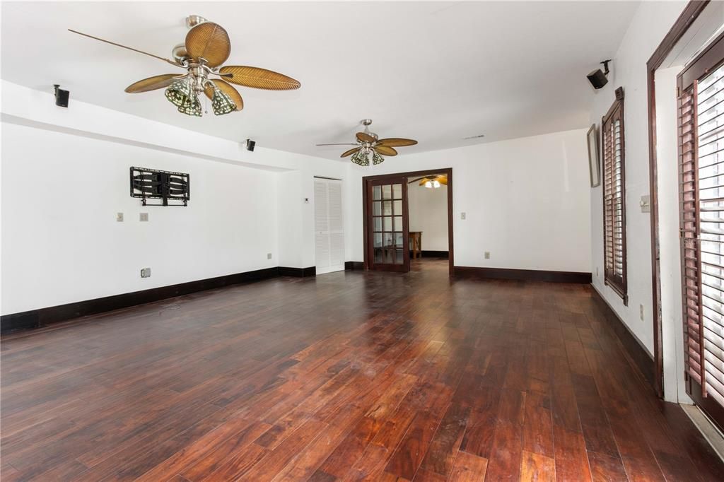 For Sale: $998,800 (5 beds, 4 baths, 4043 Square Feet)