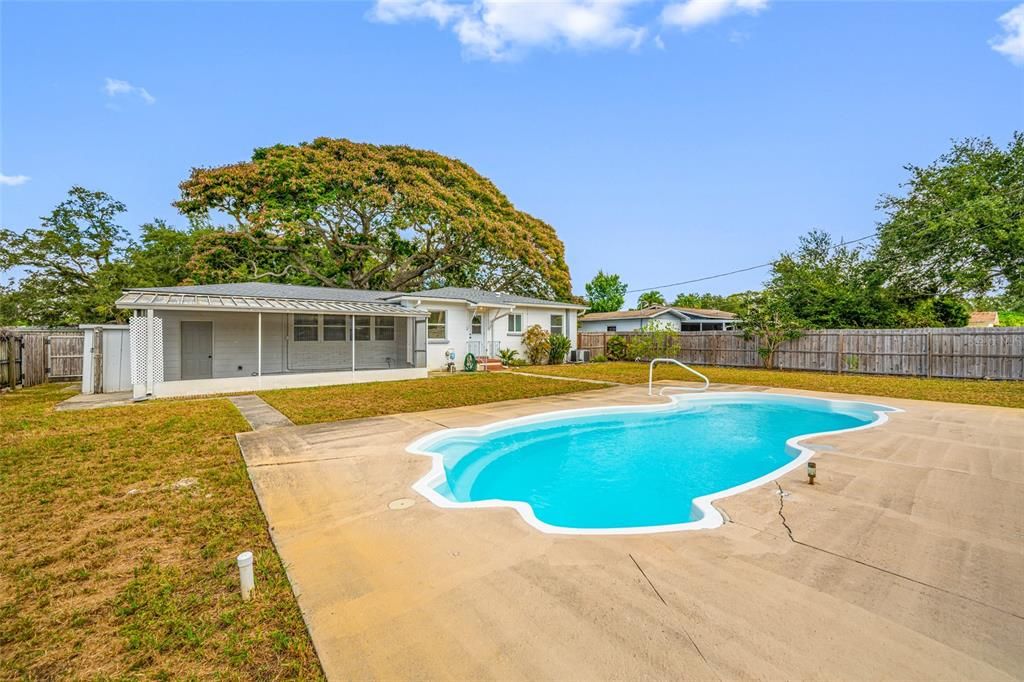 For Sale: $369,000 (2 beds, 1 baths, 1065 Square Feet)