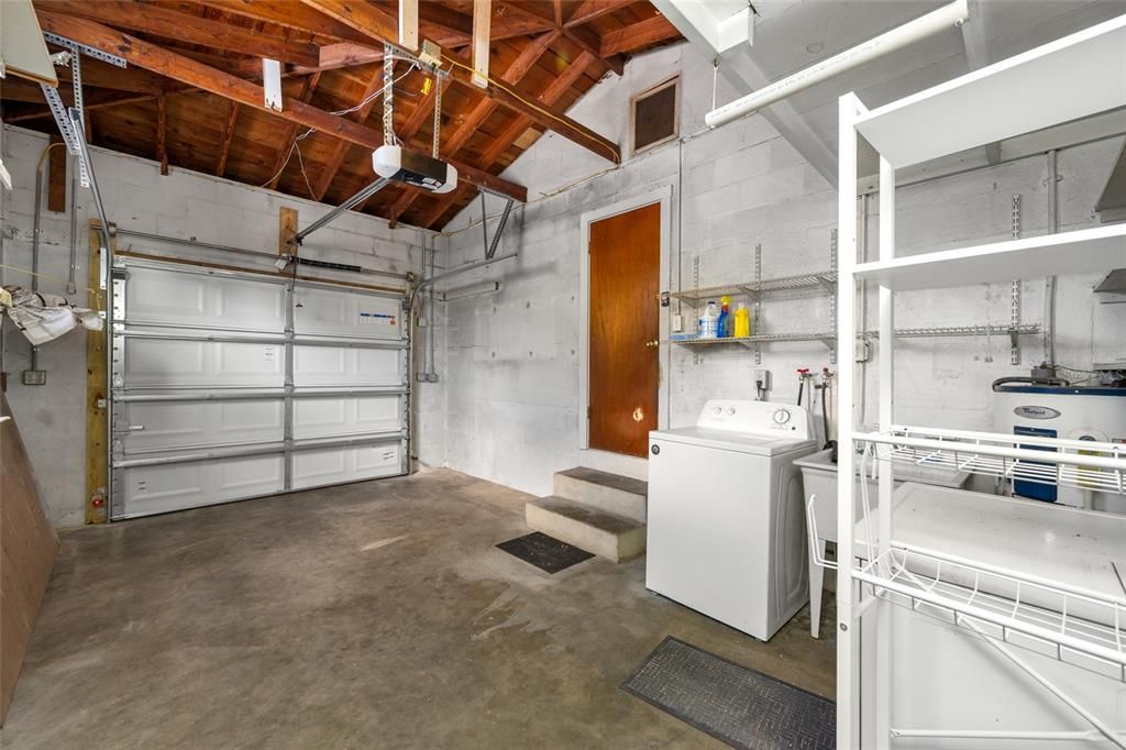 For Sale: $369,000 (2 beds, 1 baths, 1065 Square Feet)