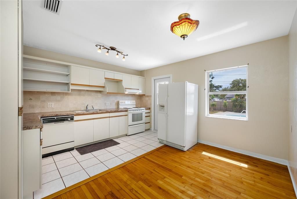 For Sale: $369,000 (2 beds, 1 baths, 1065 Square Feet)