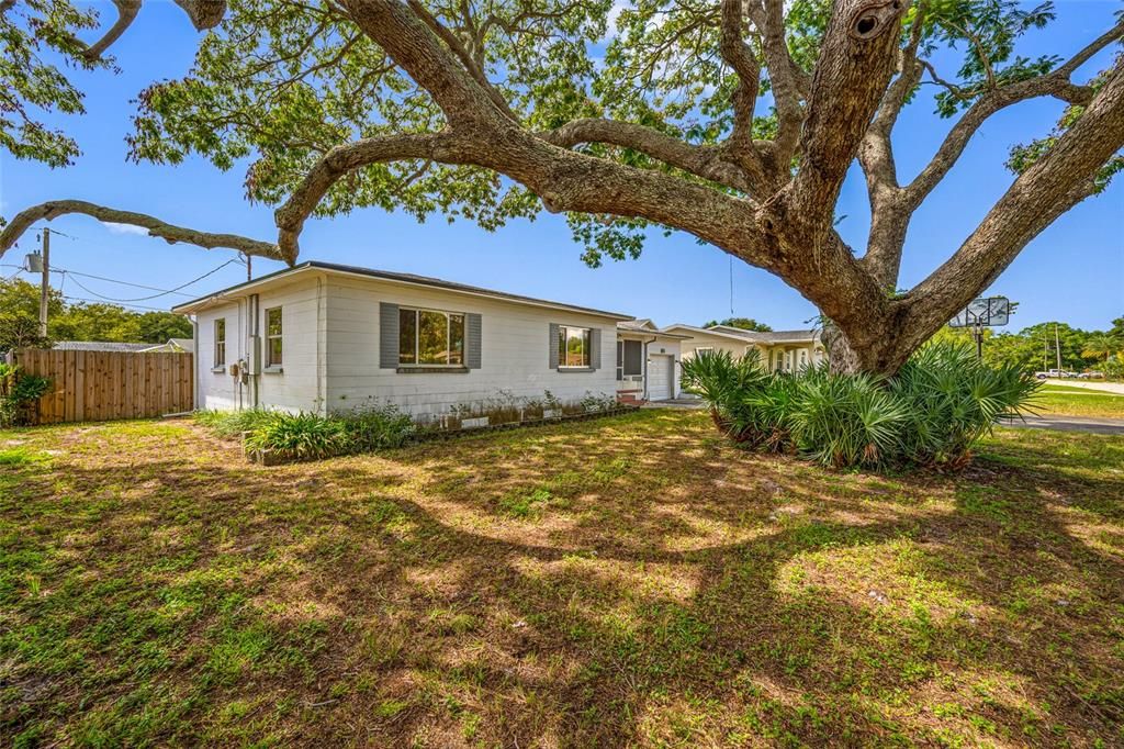 For Sale: $369,000 (2 beds, 1 baths, 1065 Square Feet)