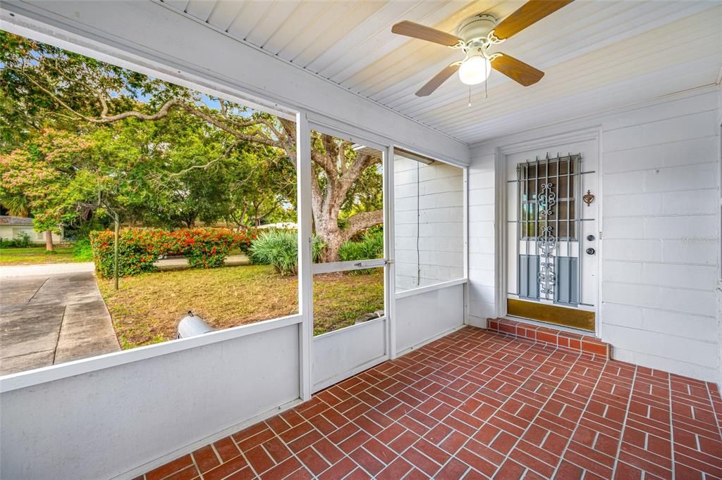 For Sale: $369,000 (2 beds, 1 baths, 1065 Square Feet)