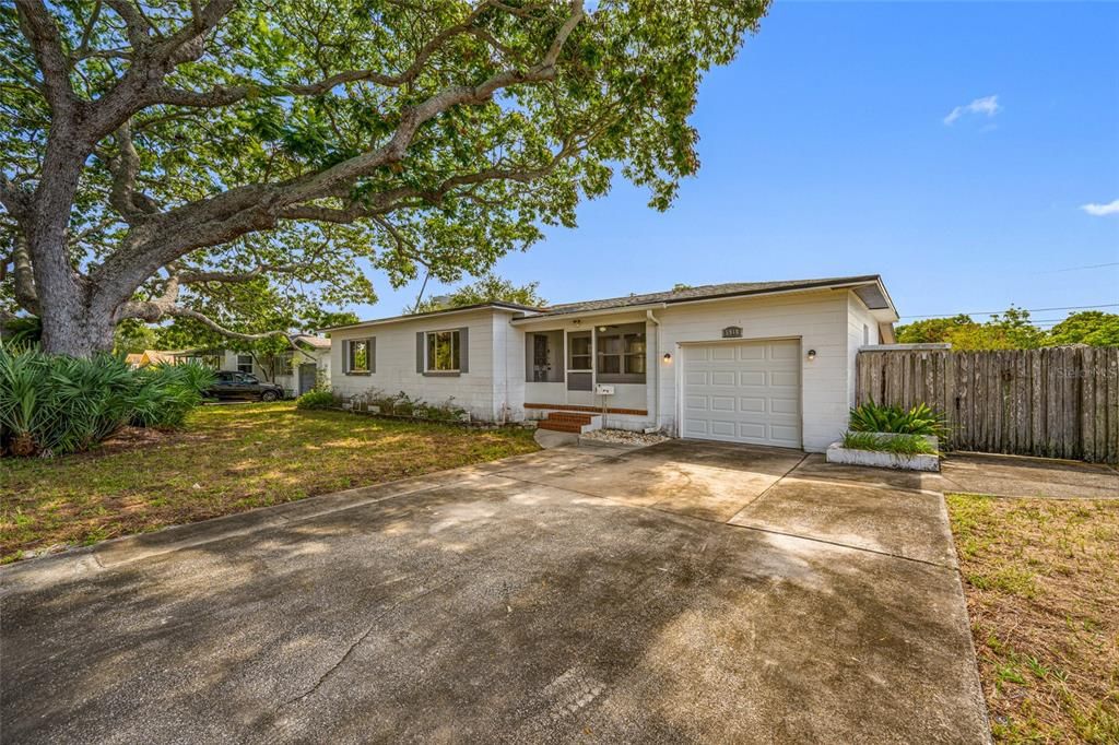 For Sale: $369,000 (2 beds, 1 baths, 1065 Square Feet)