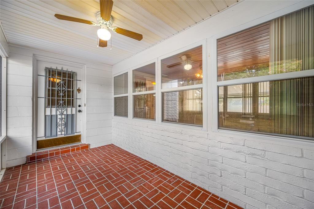 For Sale: $369,000 (2 beds, 1 baths, 1065 Square Feet)