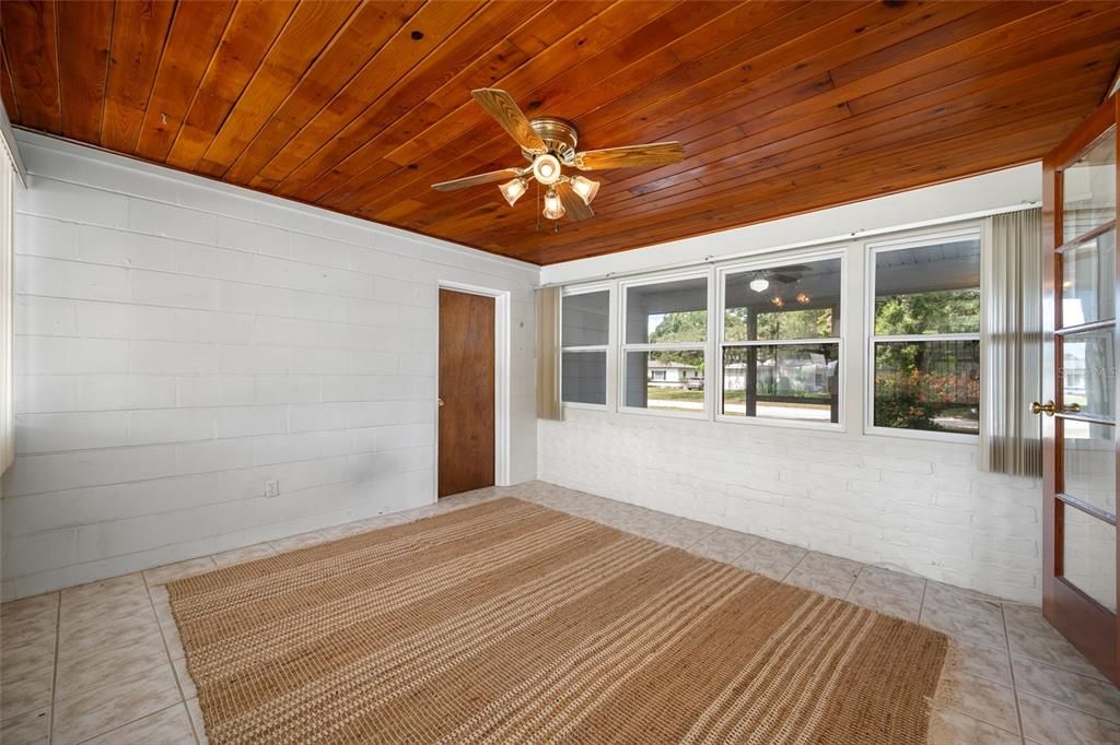 For Sale: $369,000 (2 beds, 1 baths, 1065 Square Feet)