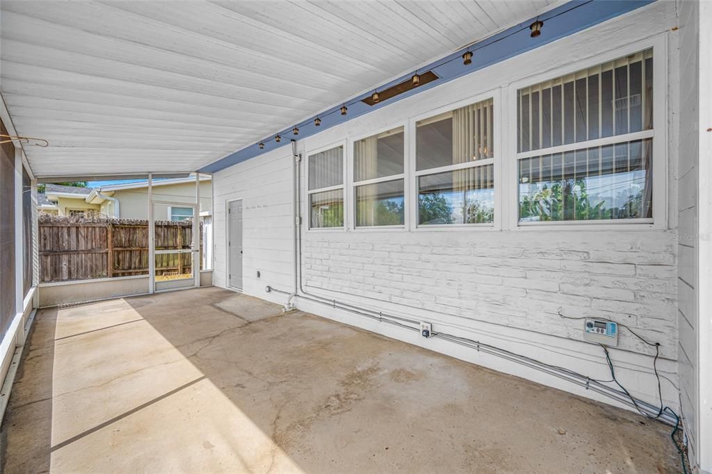 For Sale: $369,000 (2 beds, 1 baths, 1065 Square Feet)
