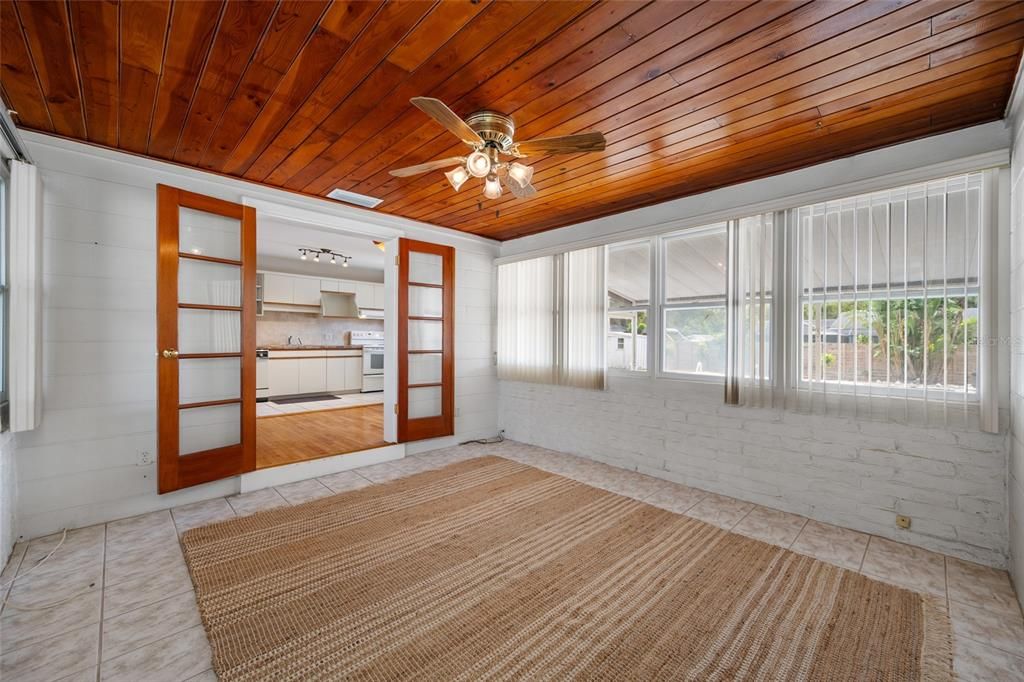 For Sale: $369,000 (2 beds, 1 baths, 1065 Square Feet)
