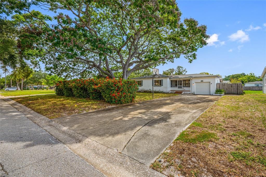 For Sale: $369,000 (2 beds, 1 baths, 1065 Square Feet)