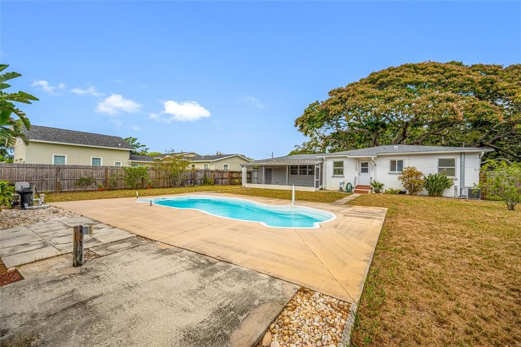 For Sale: $369,000 (2 beds, 1 baths, 1065 Square Feet)