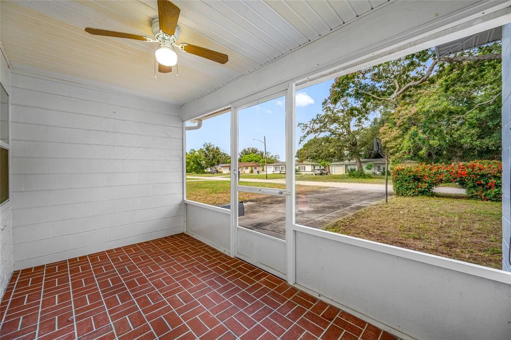 For Sale: $369,000 (2 beds, 1 baths, 1065 Square Feet)