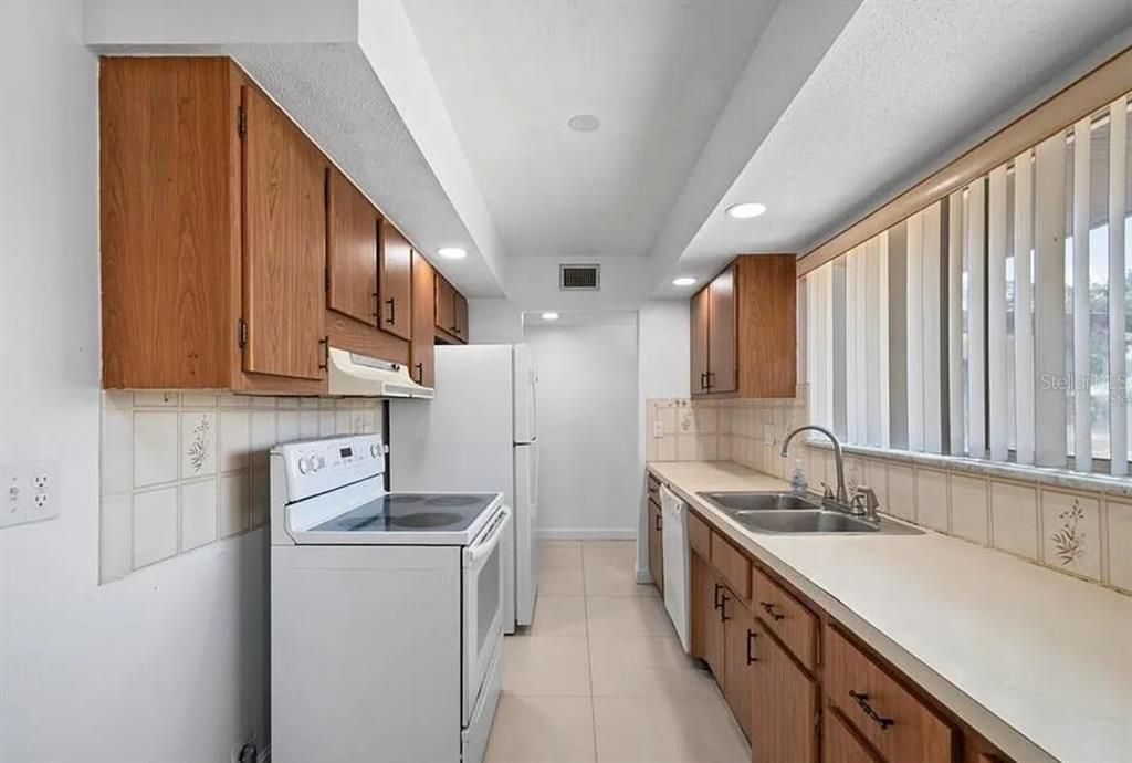 На продажу: $209,995 (2 спален, 2 ванн, 1268 Квадратных фут)