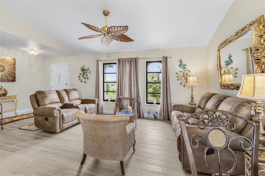 For Sale: $350,000 (3 beds, 2 baths, 1839 Square Feet)