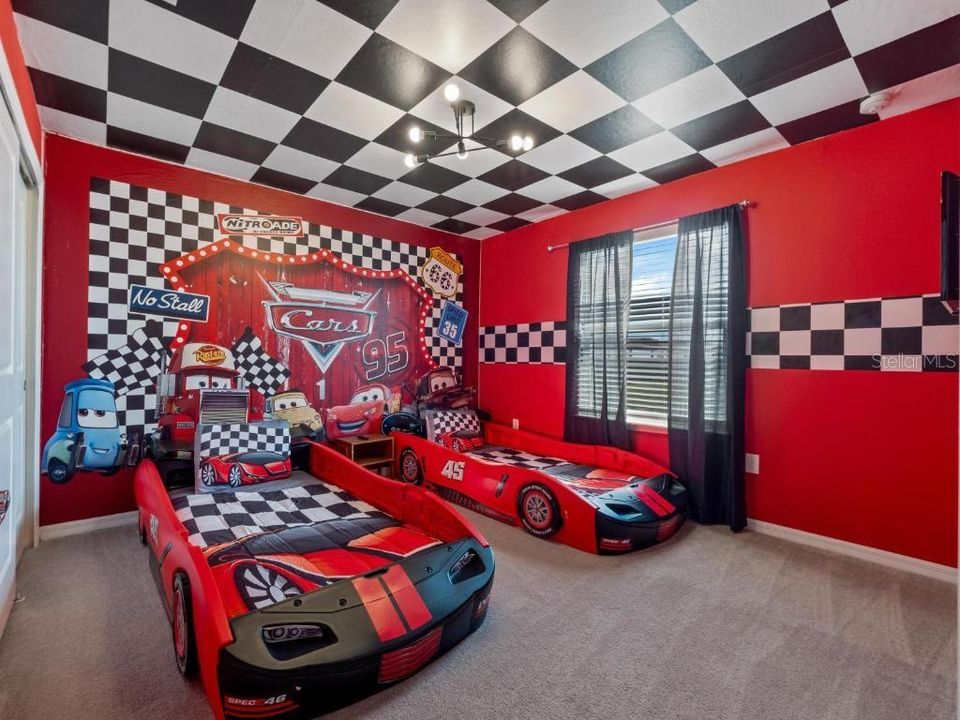 For Sale: $899,900 (10 beds, 8 baths, 4399 Square Feet)