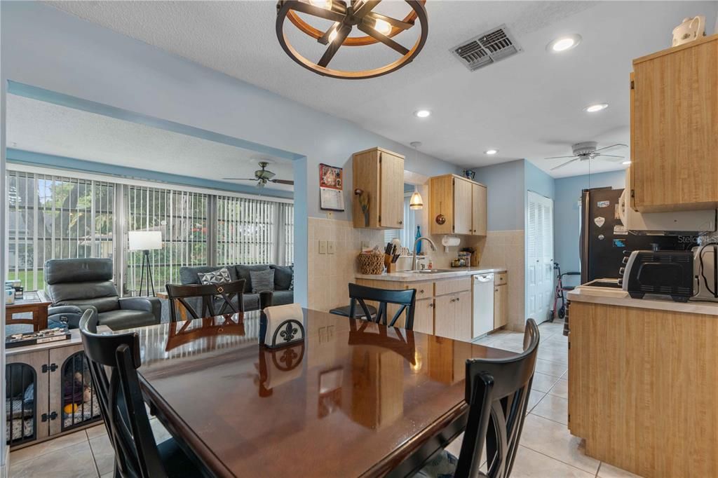 Active With Contract: $214,900 (2 beds, 2 baths, 1181 Square Feet)