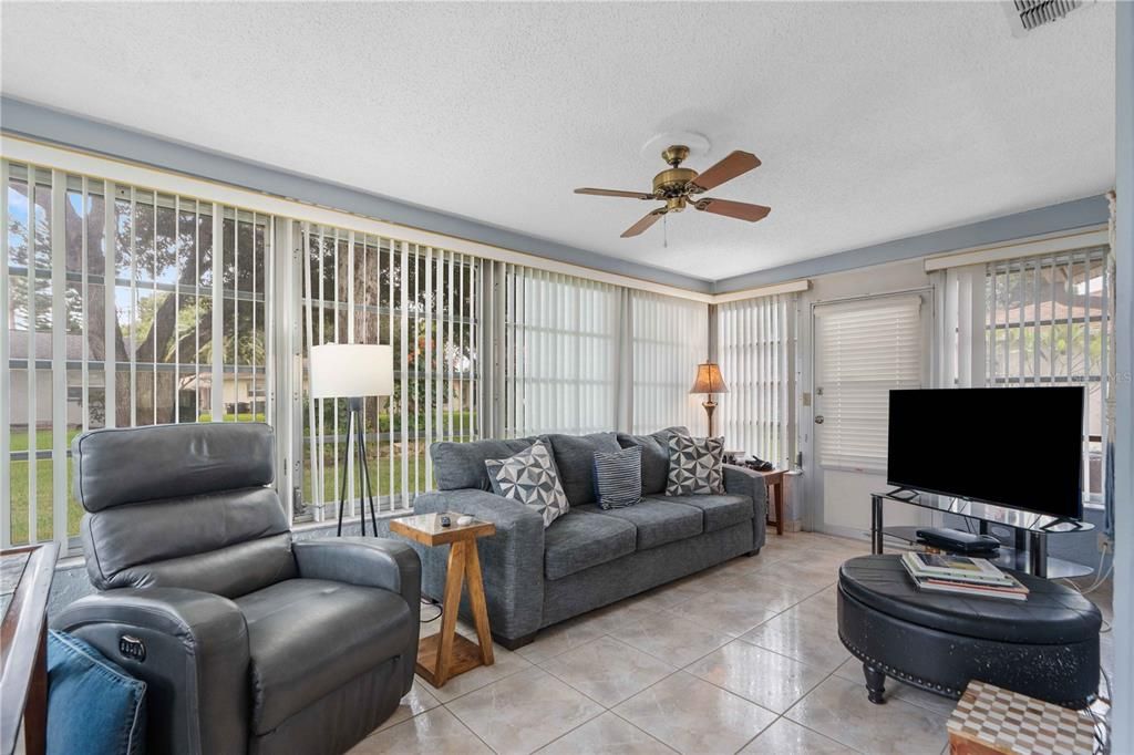 Active With Contract: $214,900 (2 beds, 2 baths, 1181 Square Feet)