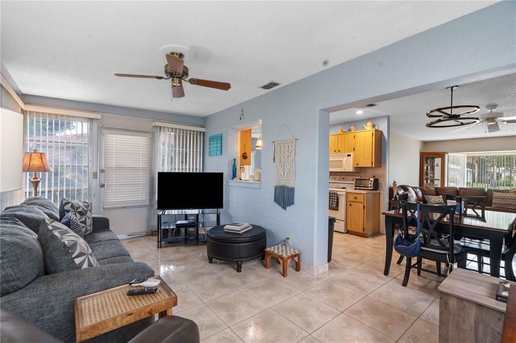 Active With Contract: $214,900 (2 beds, 2 baths, 1181 Square Feet)
