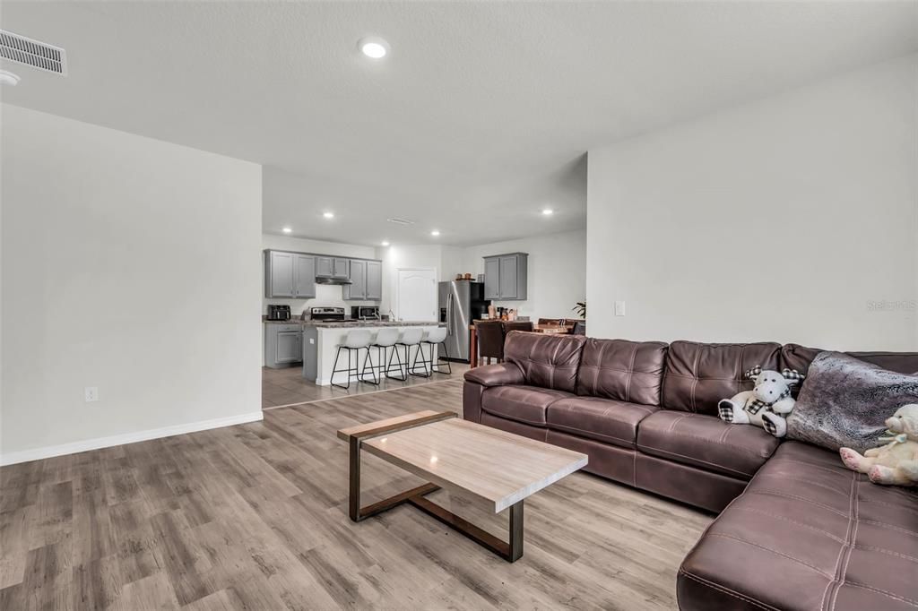 En Venta: $299,900 (4 camas, 2 baños, 1867 Pies cuadrados)