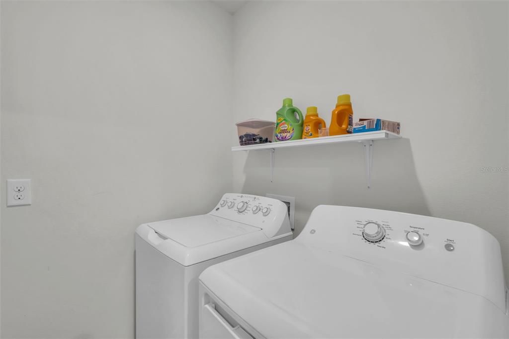 En Venta: $299,900 (4 camas, 2 baños, 1867 Pies cuadrados)