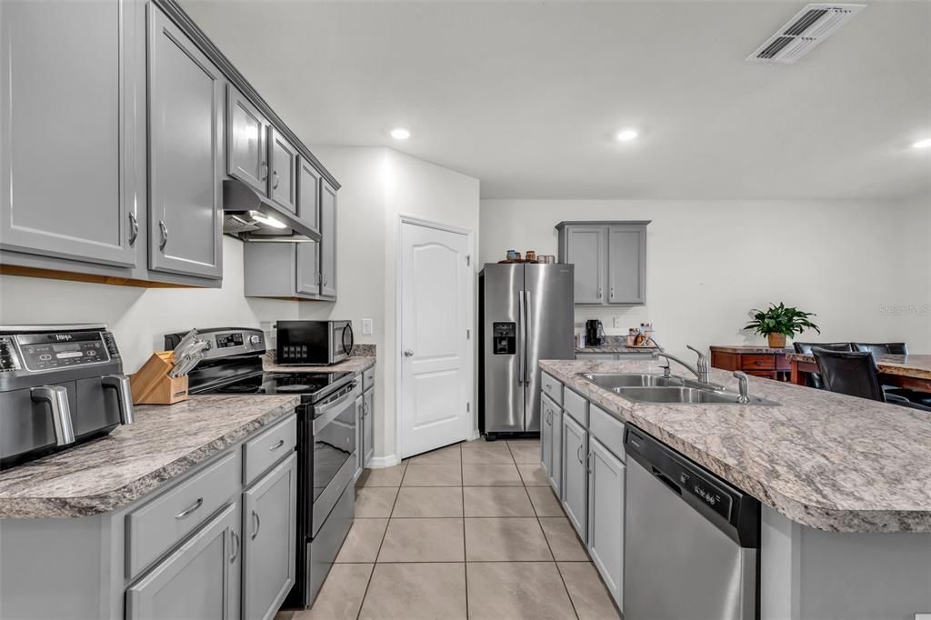 En Venta: $299,900 (4 camas, 2 baños, 1867 Pies cuadrados)