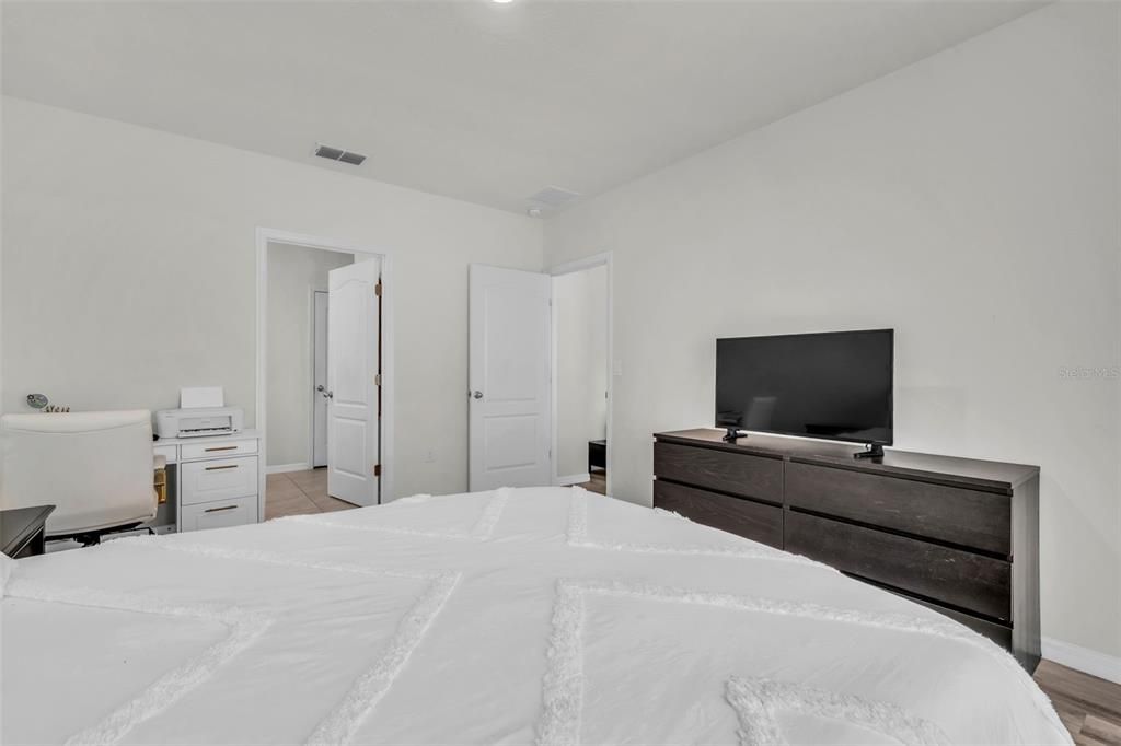 En Venta: $299,900 (4 camas, 2 baños, 1867 Pies cuadrados)