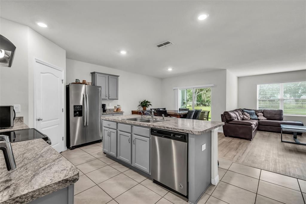 En Venta: $299,900 (4 camas, 2 baños, 1867 Pies cuadrados)