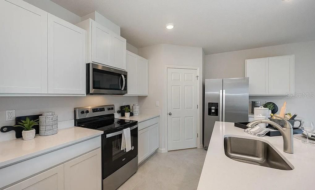 For Sale: $400,000 (4 beds, 2 baths, 1828 Square Feet)