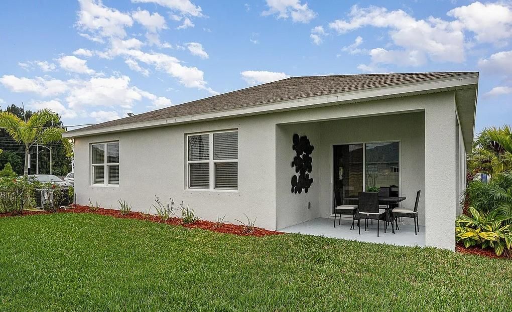 For Sale: $400,000 (4 beds, 2 baths, 1828 Square Feet)