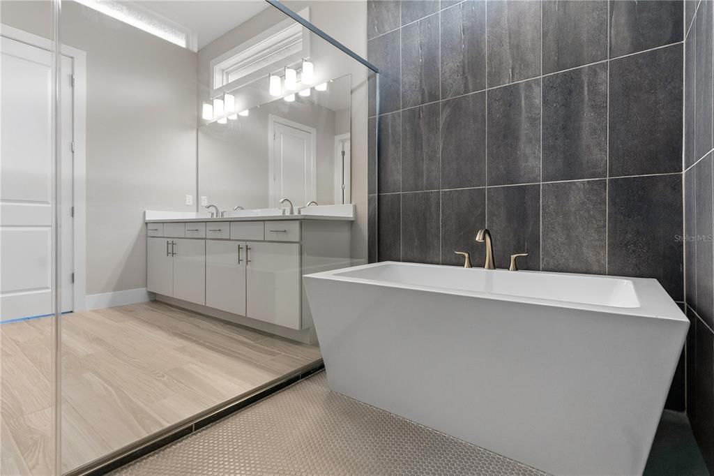 For Sale: $1,015,000 (6 beds, 4 baths, 3653 Square Feet)