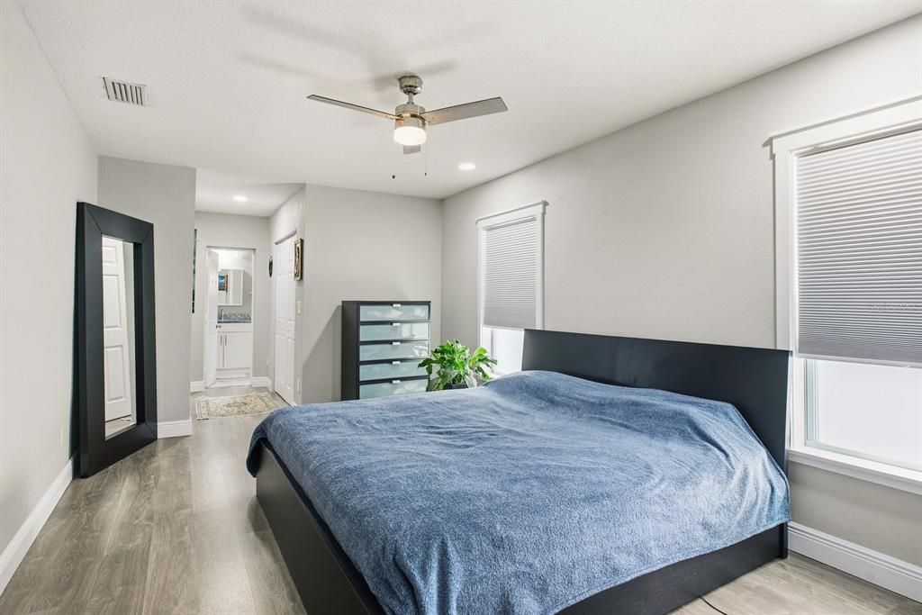 В аренду: $3,600 (4 спален, 2 ванн, 1605 Квадратных фут)