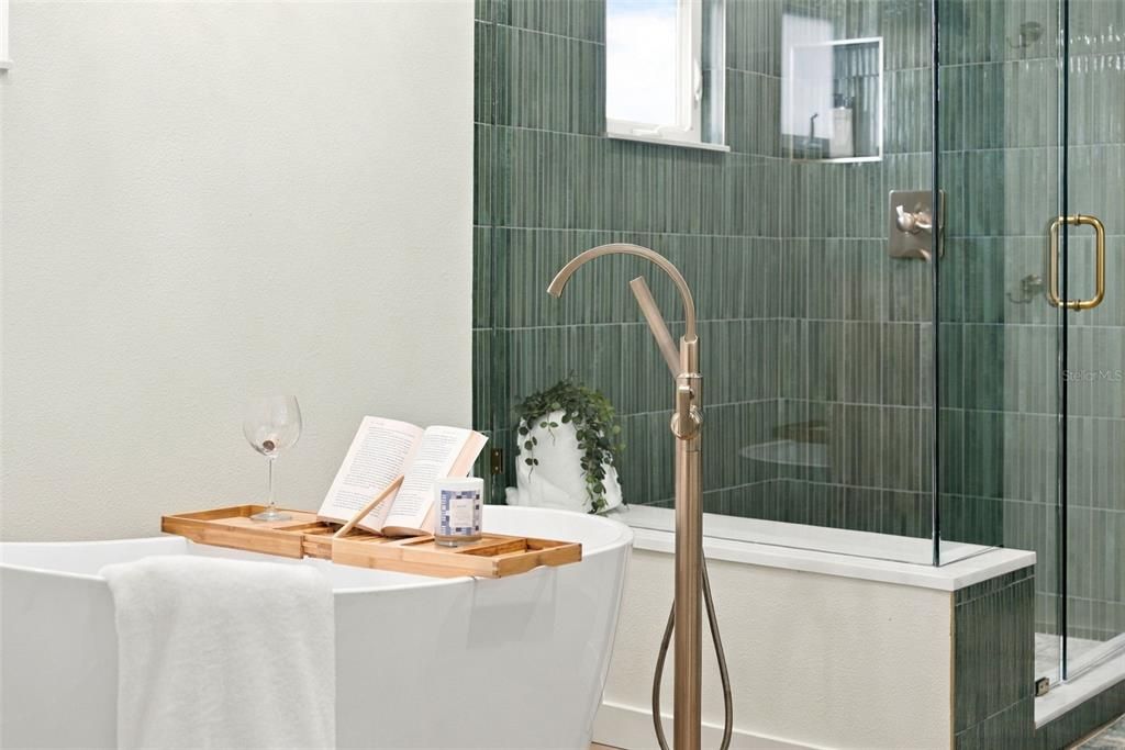 Activo con contrato: $1,599,000 (4 camas, 3 baños, 3264 Pies cuadrados)