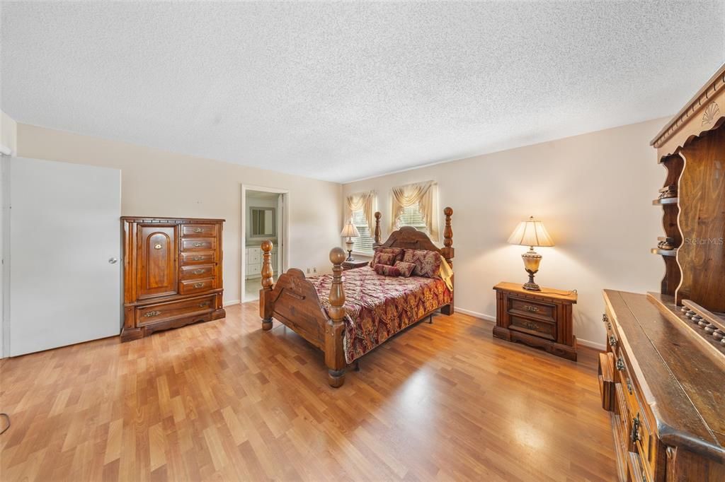 En Venta: $490,000 (5 camas, 2 baños, 2400 Pies cuadrados)