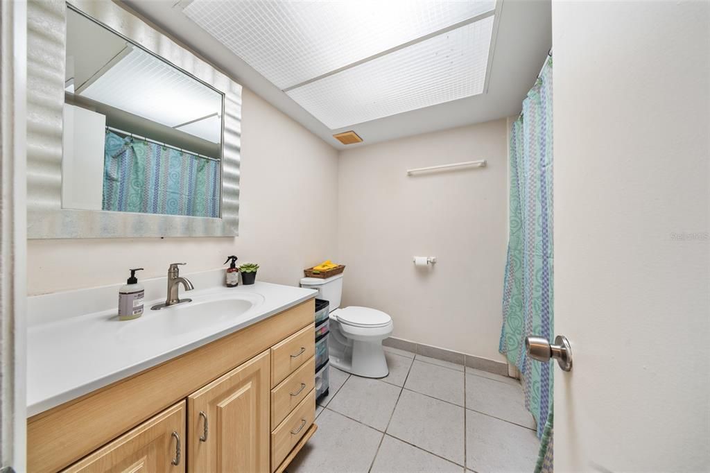 En Venta: $490,000 (5 camas, 2 baños, 2400 Pies cuadrados)