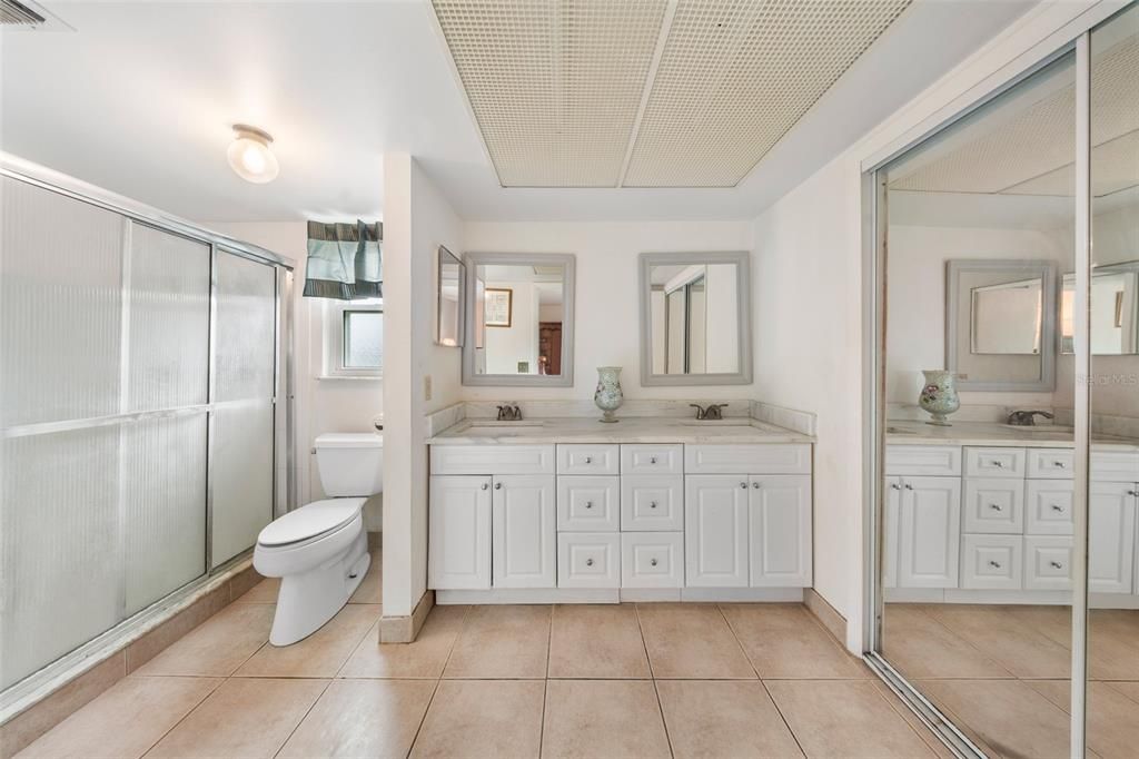 En Venta: $490,000 (5 camas, 2 baños, 2400 Pies cuadrados)