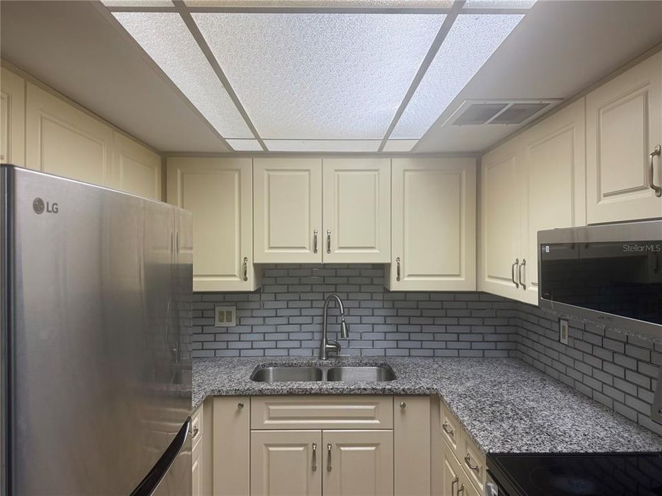 For Sale: $74,900 (1 beds, 1 baths, 672 Square Feet)